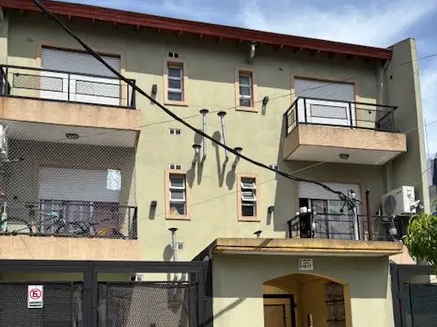 Departamento 2 ambientes con cochera y patio