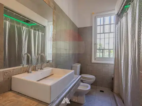 Casa 6 ambientes con 2 baños