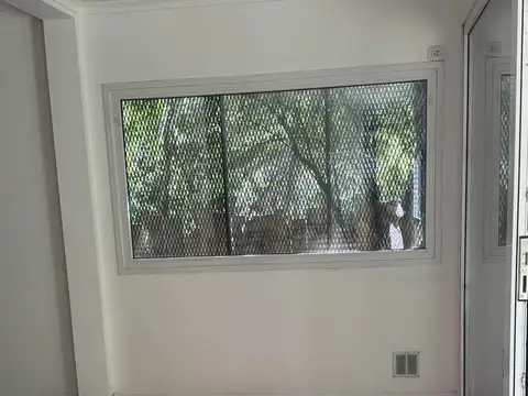 Casa en Alquiler con 2 cocheras