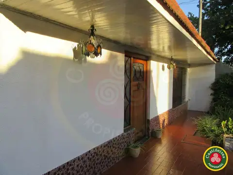 VENTA - CASA - 2 DORMITORIOS - 2 BAÑOS - QUINCHO - PARQUE LIBRE - COCHERA VARIOS AUTOS