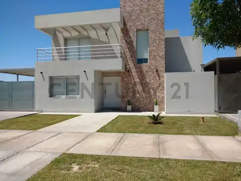 EXCEPCIONAL CASA EN BARRIO LA BASTILLA. APTA CRÉDITO! EN BOULEVARD PRINCIPAL! ID