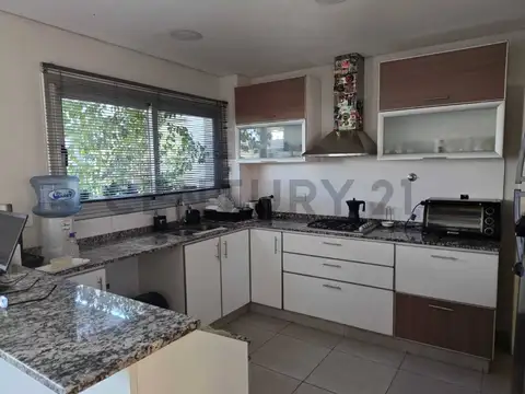 EXCEPCIONAL CASA EN BARRIO LA BASTILLA. APTA CRÉDITO! EN BOULEVARD PRINCIPAL! ID: 360018