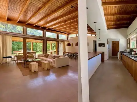 Casa 8 ambientes con 3 baños