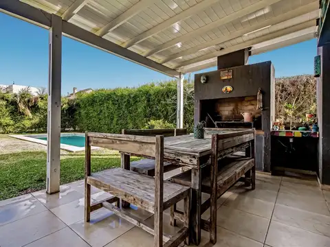 Casa en Venta con 2 cocheras
