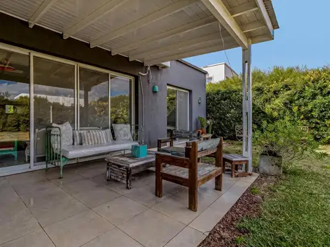 Casa 4 ambientes con 2 baños