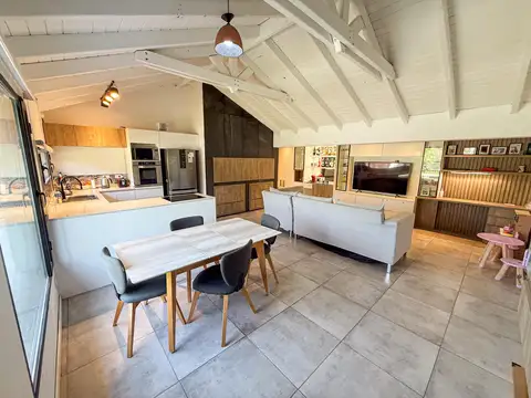 Casa 4 ambientes con 2 baños