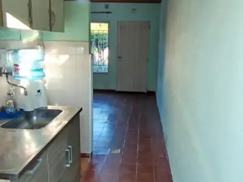 EN VENTA  CASA 2 DORM. - MUY BUENA ZONA, TRANQUILA.