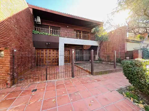 Casa de 4 ambientes con cochera en  venta en Martinez