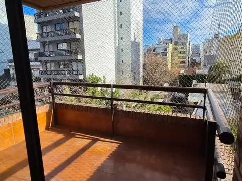 3 ambientes con cochera fija. Al frente. Luz y sol. IMPECABLE!