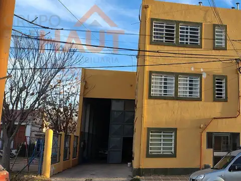 Venta de Galpón 200 M2 + 3 Dptos de 50 M2