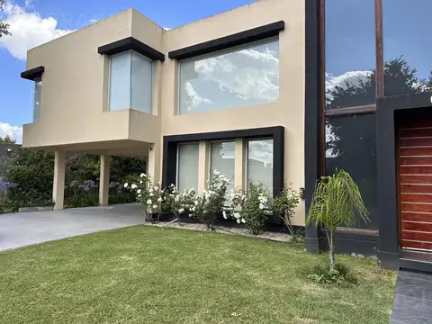 JBI. Casa en Haras Santa María área Los Robles, Escobar