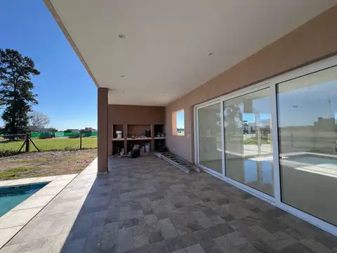 Casa en Alquiler con 2 cocheras