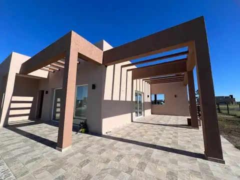 Casa 4 ambientes con 2 baños