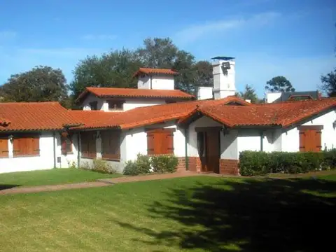 Gran residencia de estilo colonial en "Las Farolas"
