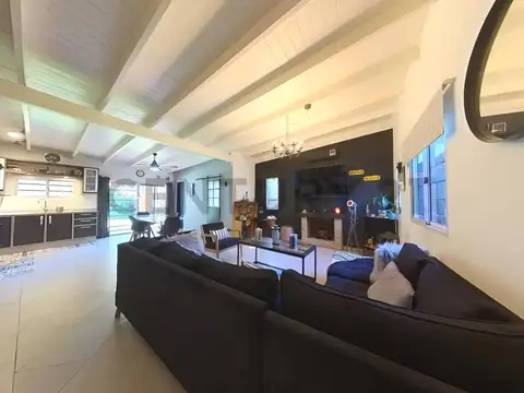 Casa 4 ambientes con 2 baños