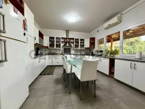 CASA EN VENTA 4 AMB. EN PARQUE LELOIR