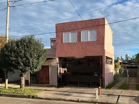 Casa en venta de 4 Ambientes, mas local en Ituzaingo
