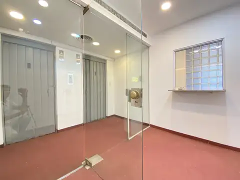 Oficina 8 ambientes con 2 baños