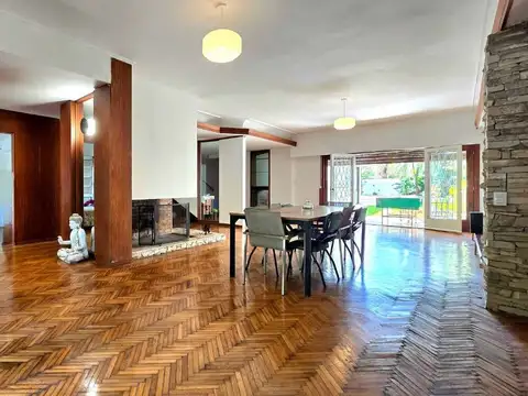 Casa en Alquiler con 4 cocheras