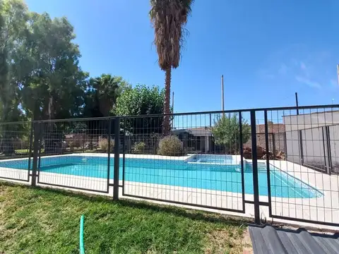 CASA QUINTA + SALON COMERCIAL. PISCINA -Guaymallén