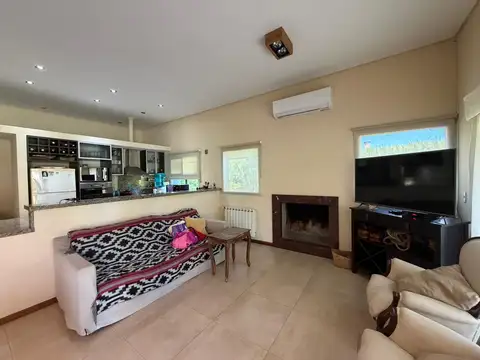 Casa 4 ambientes con 3 baños