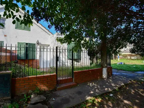 Casa 2 dormitorios en venta en La Plata 2 garajes 