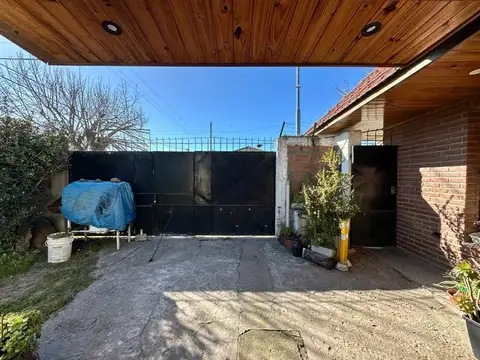 CASA 3 AMBIENTES C/COCHERA QUINCHO JARDÍN Y PATIO 