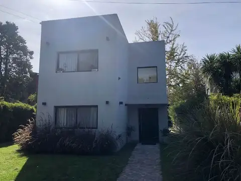Hermosa casa de cuatro ambientes desarrollada en dos plantas
