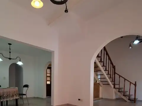 EXCELENTE CASA CON JARDÍN Y PILETA