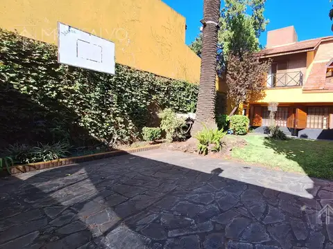 EXCELENTE CASA CON JARDÍN Y PILETA