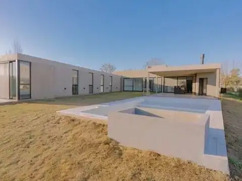 Casa en Venta con 2 cocheras
