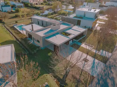 Casa 5 ambientes con 3 baños
