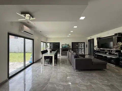 CASA EN VENTA 2 AMBIENTES CON PATIO Y PILETA GLEW