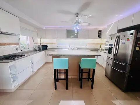 Casa 4 ambientes con 4 baños