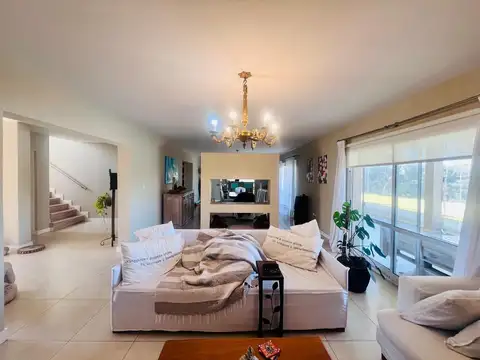 Casa en Alquiler Temporal con 4 cocheras