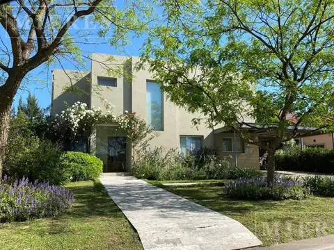 Casa en alquiler anual con muebles en el Barrio San Agustín, Villanueva.