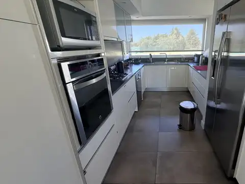 Casa en Alquiler con 2 cocheras