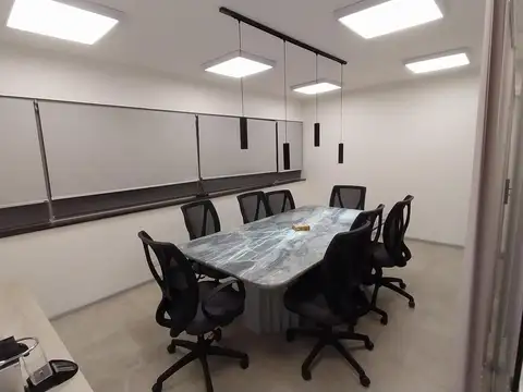 Oficina al frente en excelente ubicación, refaccionada a nuevo, impecable.