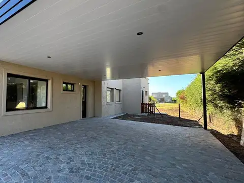 Casa en Alquiler con 6 cocheras