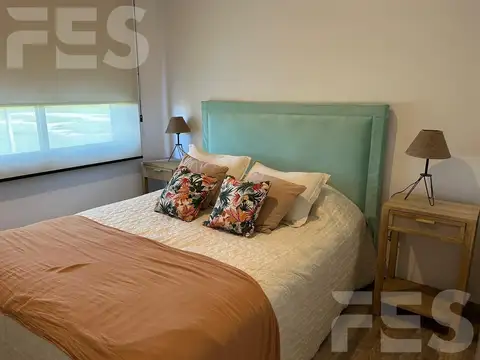 Casa en Alquiler con 4 cocheras