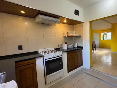 Casa 6 ambientes con 2 baños