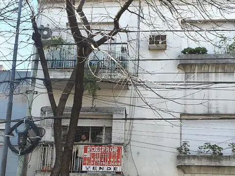 SEMIPISO  4 AMBIENTES - FRENTE - BALCÓN - A MTS AVENIDA BELGRANO -  COMEDOR DIARIO - ASCENSOR - BAJAS EXPENSAS -