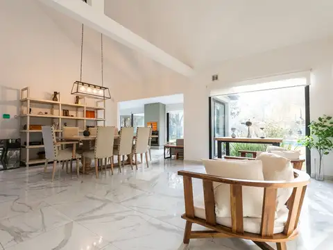 Casa en Venta con 2 cocheras