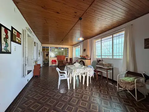 Casa 6 ambientes con 2 baños