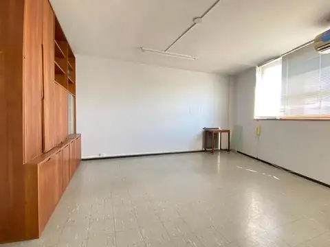 Oficina doble ingreso. Piso alto. Aire acondicionado.