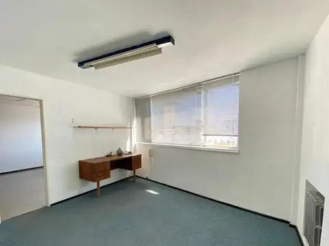 Oficina doble ingreso. Piso alto. Aire acondicionado.