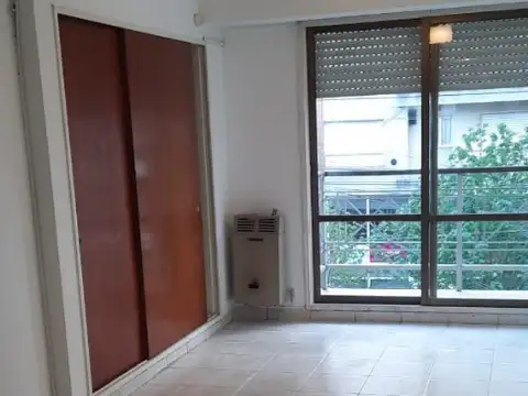 MONOAMBIENTE AL FRENTE CON BALCÓN EN CASTELAR NORTE A  50 METROS DE LA ESTACIÓN