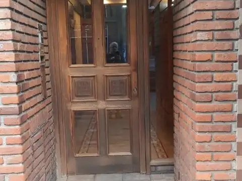 MONOAMBIENTE AL FRENTE CON BALCÓN EN CASTELAR NORTE A  50 METROS DE LA ESTACIÓN