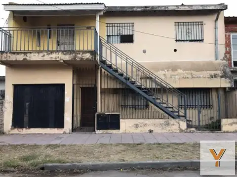 PH en venta - 3 Dormitorios 2 Baños - Isidro Casanova