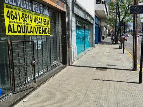 LOCAL SOBRE AV RVADAVIA